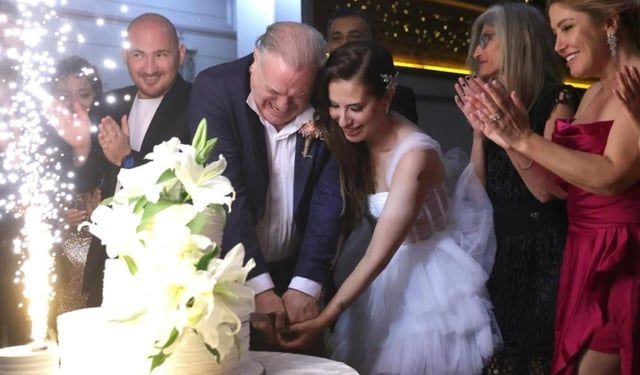 الممثل التركي بوراك سيرغن يتزوج من شابة تصغره بـ 26 عاما (صور)