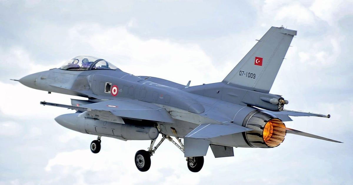 تركيا.. مقتل جنديين بتحطم طائرة تدريب (فيديو)