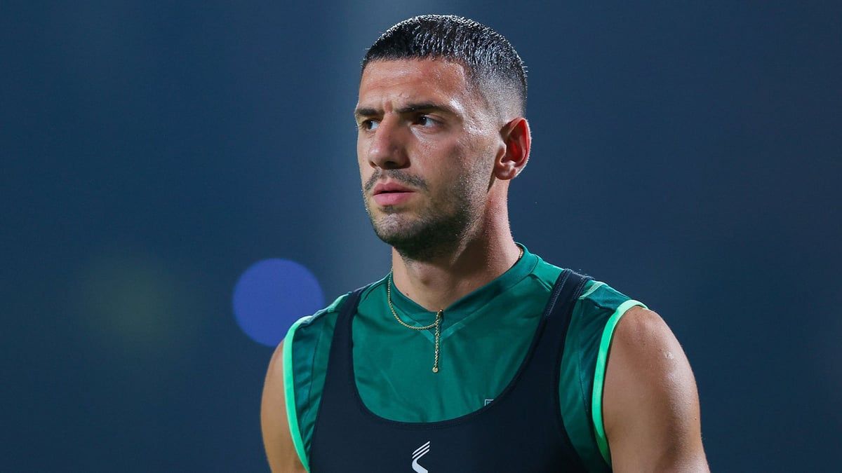 نابولي يتابع مدافع الأهلي السعودي