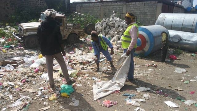 ميليشيا الحوثي تُخضع المئات من عمال النظافة والأفارقة للتجنيد