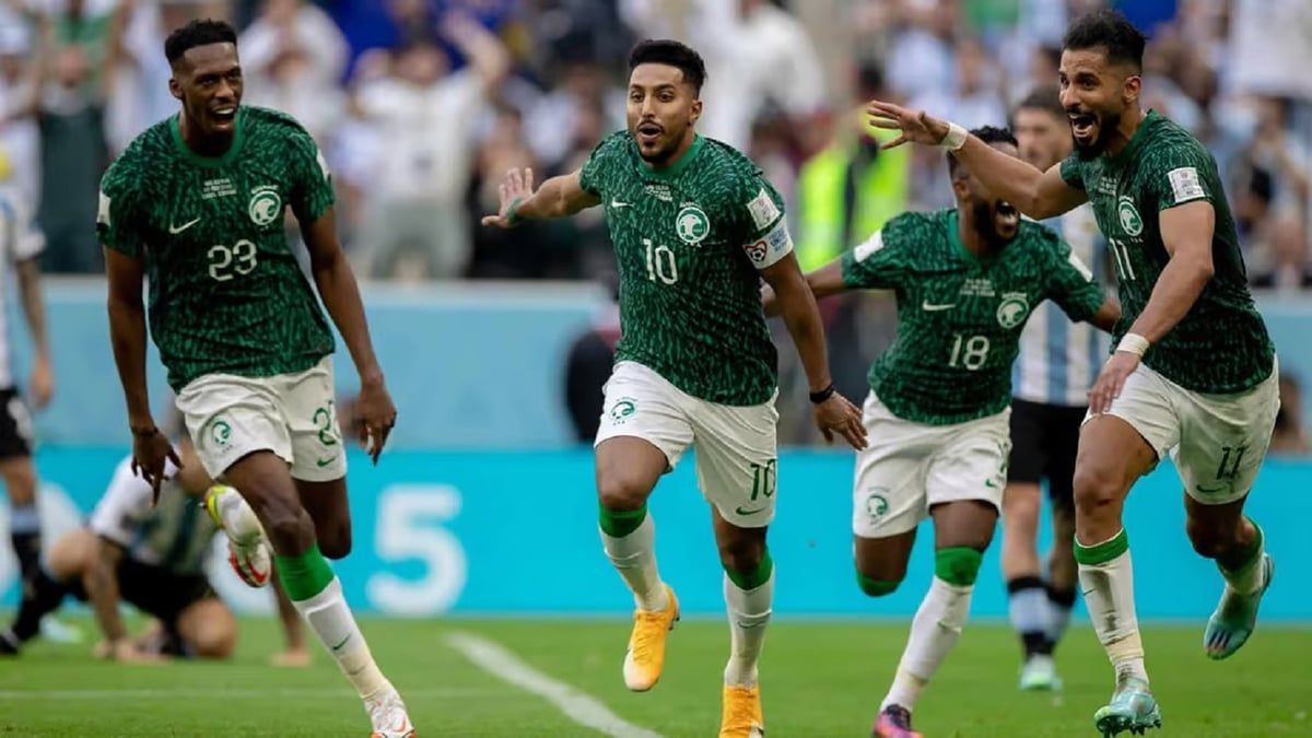 نجم المنتخب السعودي يحقق أمنية طفل باكستاني