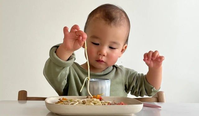 كيف تتعامل مع طفلك الذي يرفض تجربة الأطعمة الجديدة؟