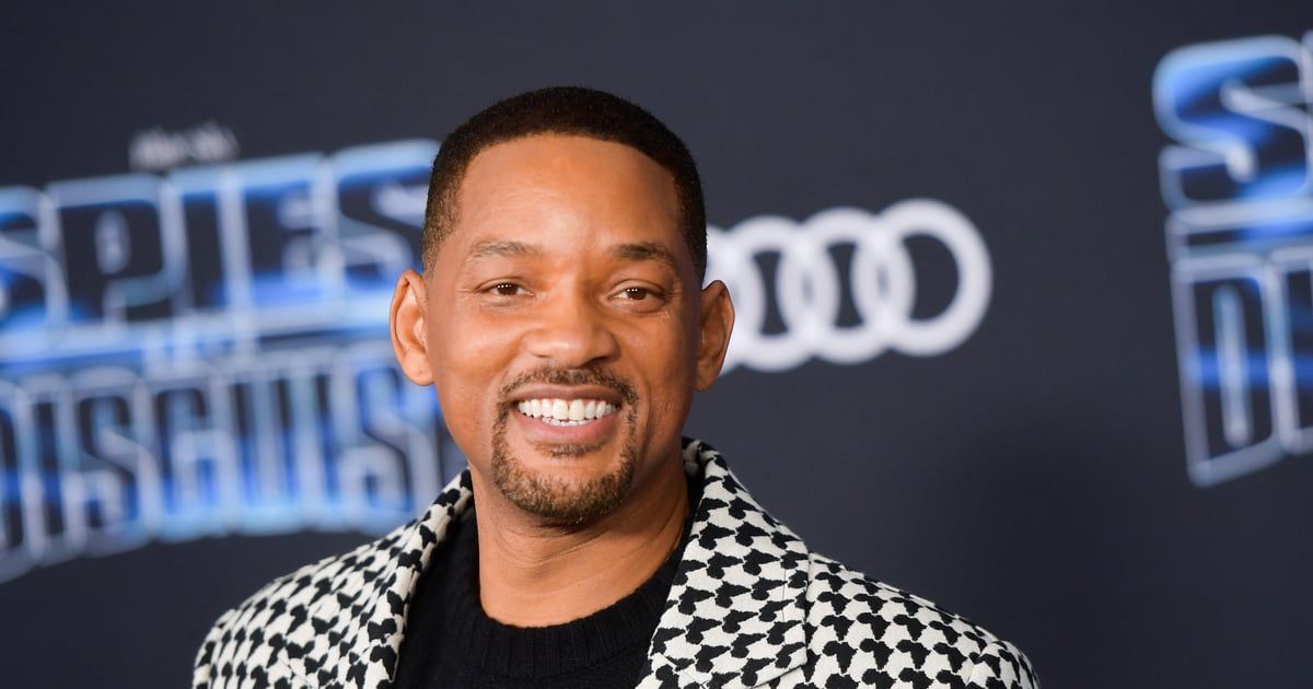 هدية من مصري إلى ويل سميث تحصد تفاعلًا عالميًّا (فيديو)