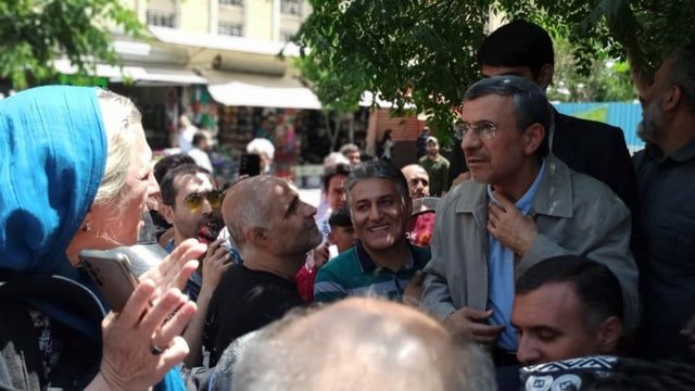 نجاد يبدأ حملته الانتخابية من "بازار طهران" (صور وفيديو)