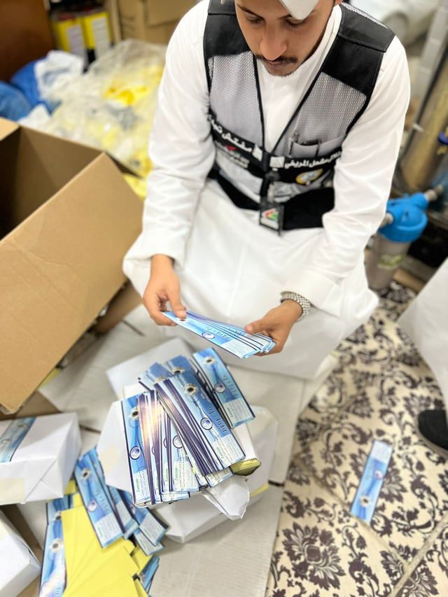 تزامنا مع موسم الحج.. الكويت تصادر آلاف العبوات من ماء زمزم المغشوش (صور)