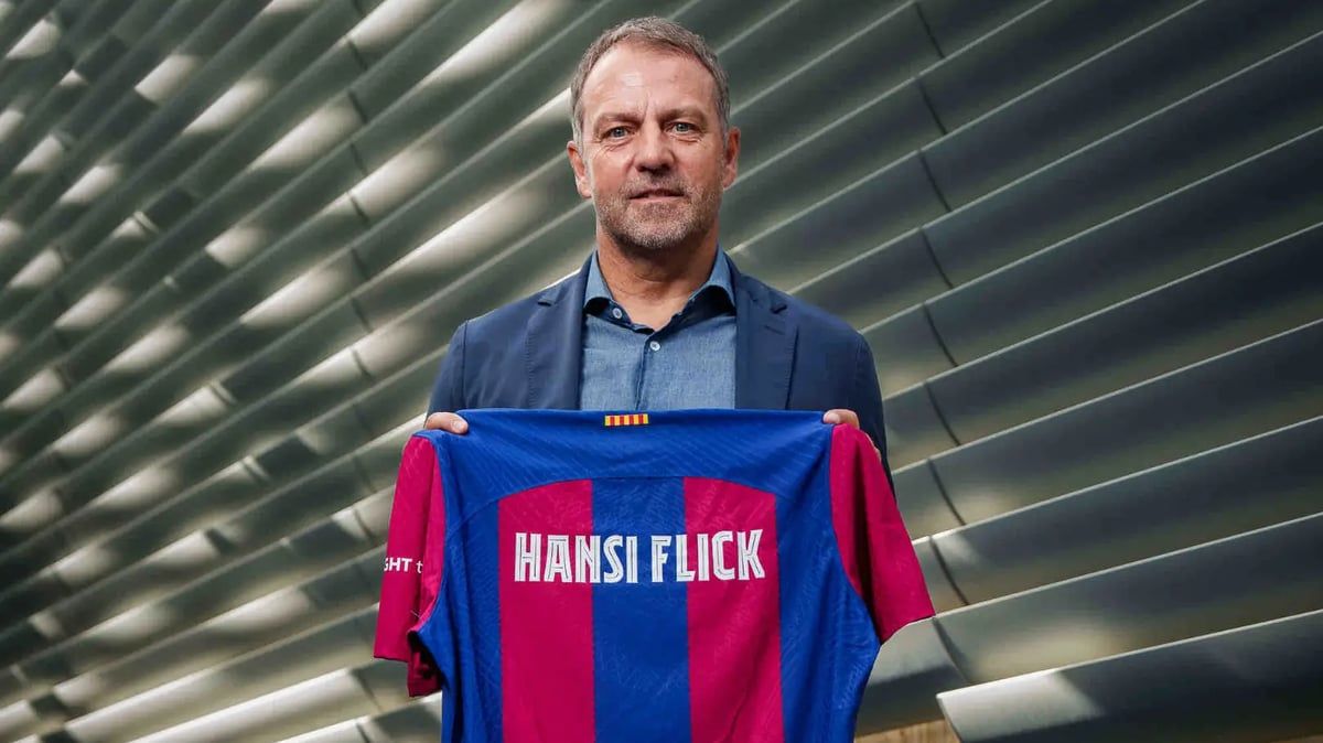 قاعدة صارمة.. فليك يمنع هؤلاء من دخول غرفة ملابس برشلونة