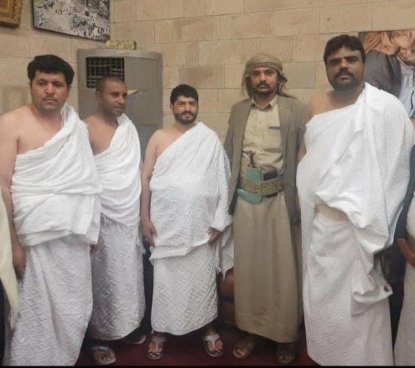 قيادات عسكرية حوثية كبيرة تغادر مطار صنعاء إلى السعودية لهذا السبب؟.. بالأسماء والصور