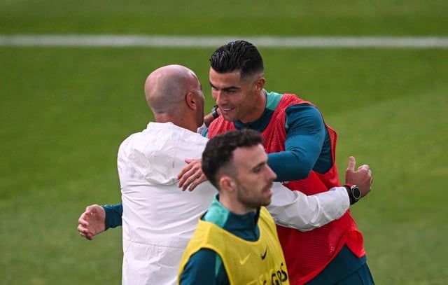 حفاوة كبيرة بكريستيانو رونالدو في تدريبات البرتغال (صور)