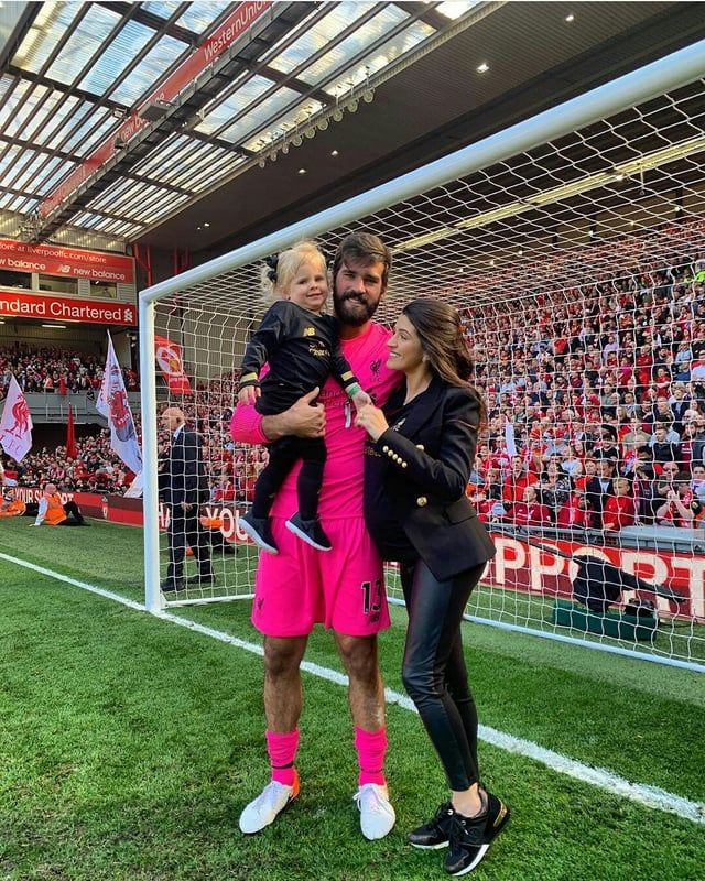 زوجة نجم ليفربول تنفي تورطها في قضية وفاة رجل أعمال برازيلي