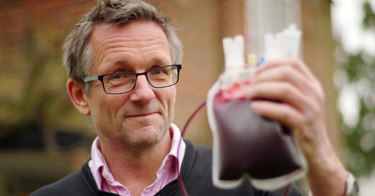 ابتلع دودة شريطية وصنع شوكولا من دمه.. طبيب يجري تجارب علمية على نفسه