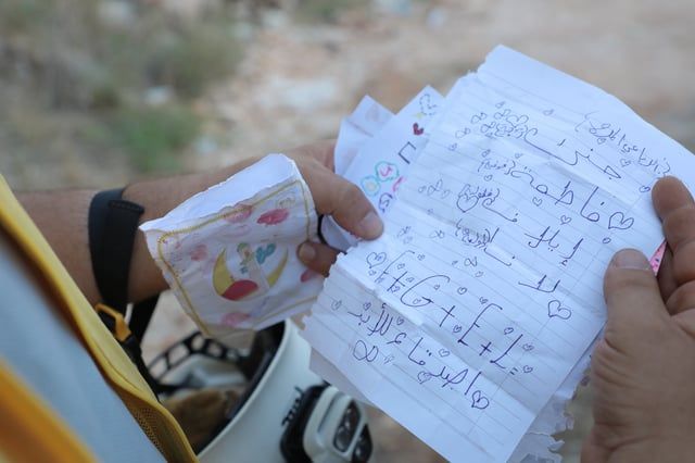 عهد صداقة مؤثر بخط يد فتيات قضينَ بحادث حافلة طلاب في سوريا (صور)