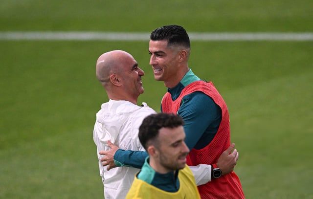 حفاوة كبيرة بكريستيانو رونالدو في تدريبات البرتغال (صور)