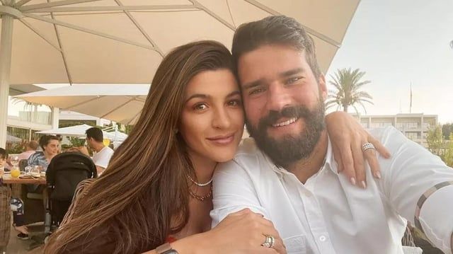 زوجة نجم ليفربول تنفي تورطها في قضية وفاة رجل أعمال برازيلي