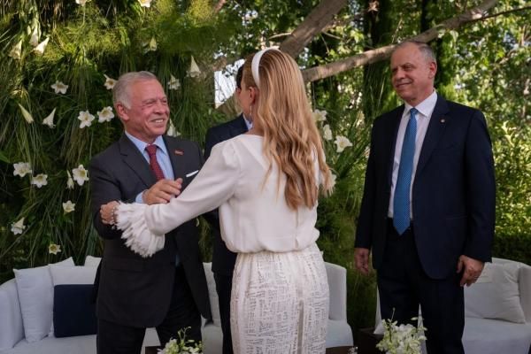 اتفرج لحظات طلب يد الأميرة عائشة بنت فيصل بن الحسين بحضور ملك الأردن وولي العهد (صور)