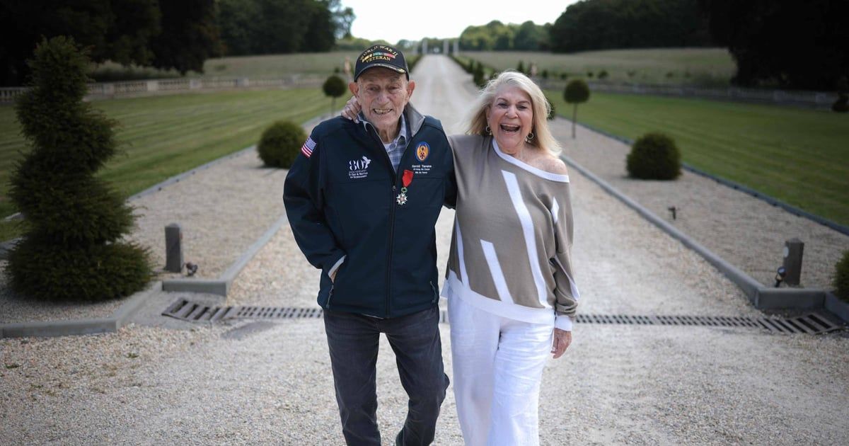 احتفالا بالنورمندي.. المحارب القديم يتزوج عشيقته التسعينية