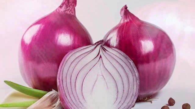 غني بالفيتامينات والمعادن.. البصل كنز غذائي ووقائي