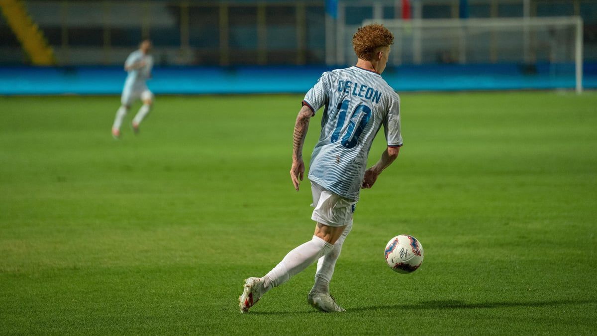 "تعويذة أنشيلوتي" يظهر مهارات خارقة في أول مشاركة دولية له (فيديو وصور)