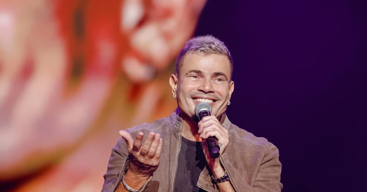 عمرو دياب يصفع معجبًا حاول التقاط صورة معه (فيديو)