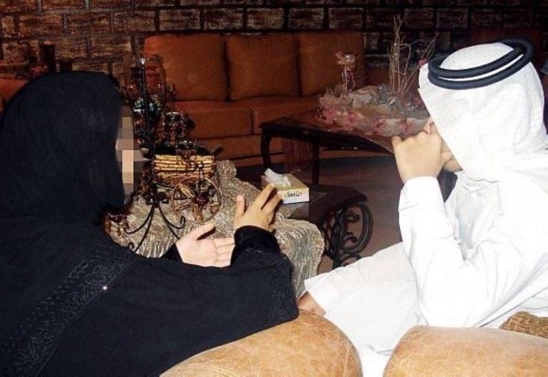 بعد النظرة الشرعية.. شاب سعودي يفاجئ فتاة بطلب غريب ويتسبب بانهيارها!