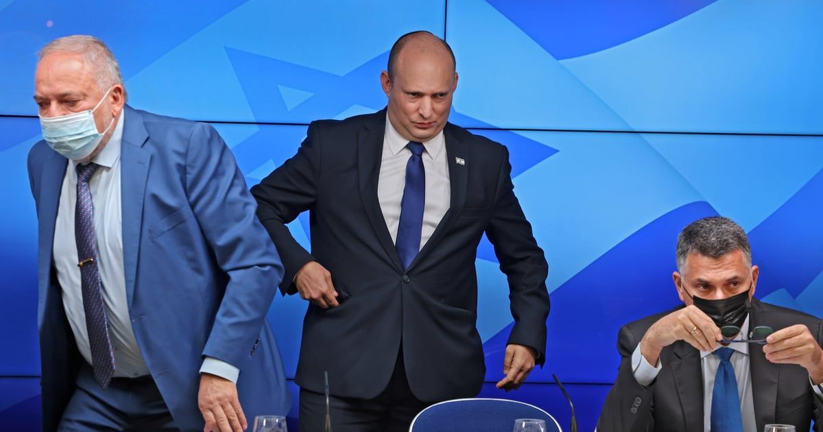 إسرائيل.. استطلاع يشعل فتيل المنافسة بين بينيت وليبرمان