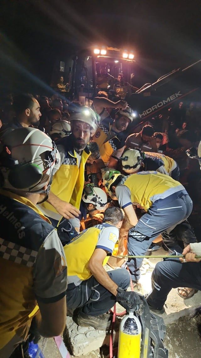 "صوته مسموع".. محاولات لإنقاذ طفل سوري سقط في بئر (صور وفيديو)