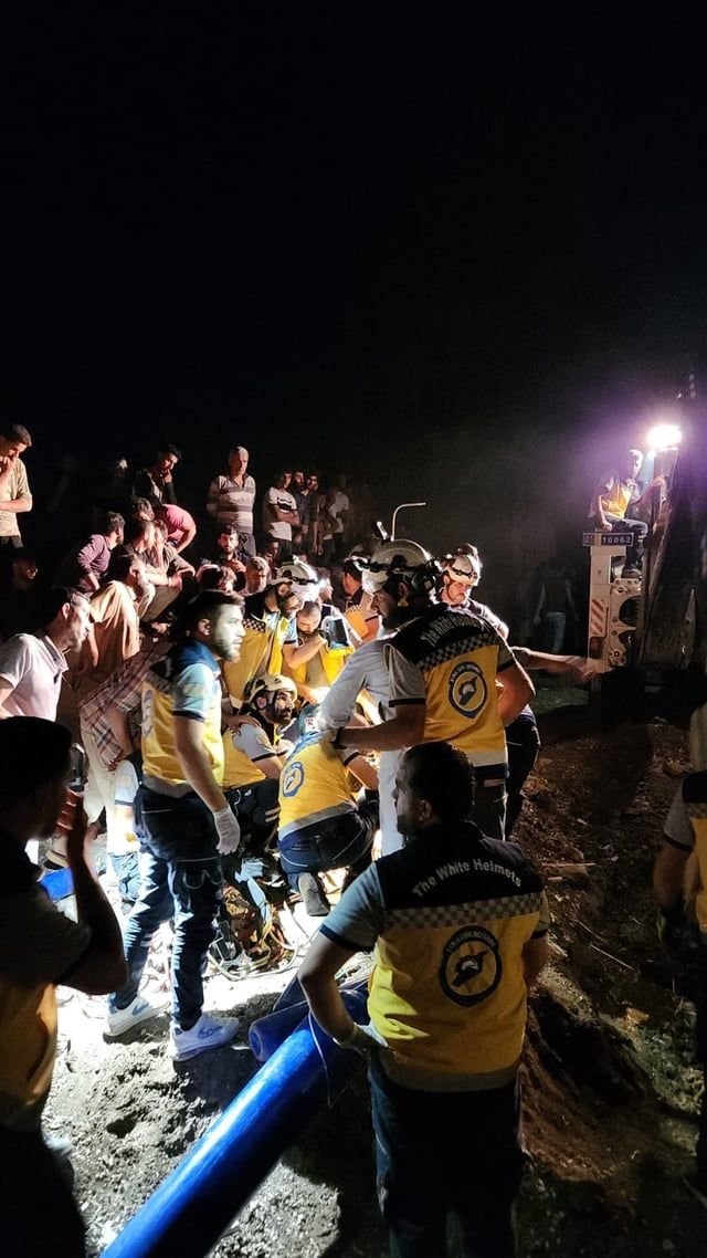 "صوته مسموع".. محاولات لإنقاذ طفل سوري سقط في بئر (صور وفيديو)