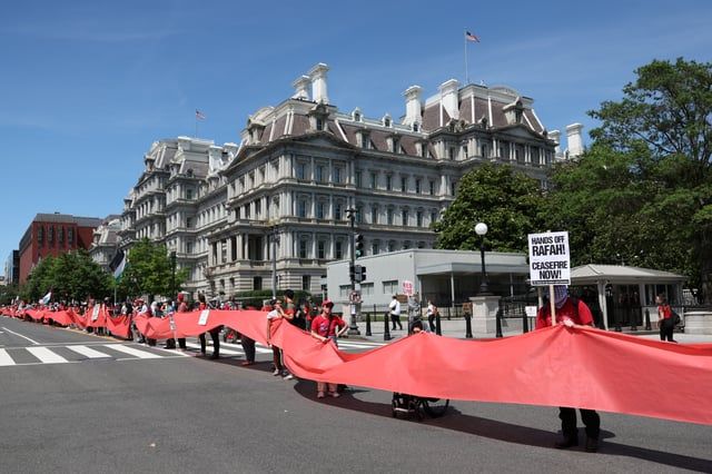 داعمون لغزة يطوّقون البيت الأبيض بـ"خط بايدن الأحمر" (صور)