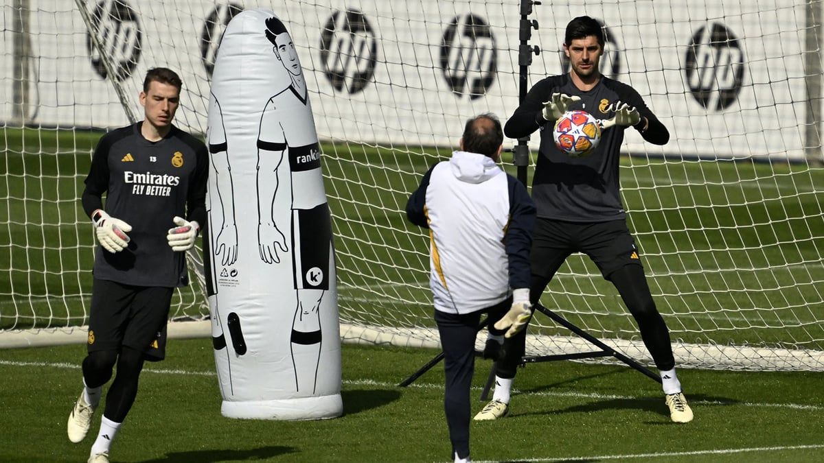 النصر أم الاتحاد؟.. ناد سعودي يستهدف حارس ريال مدريد المتألق