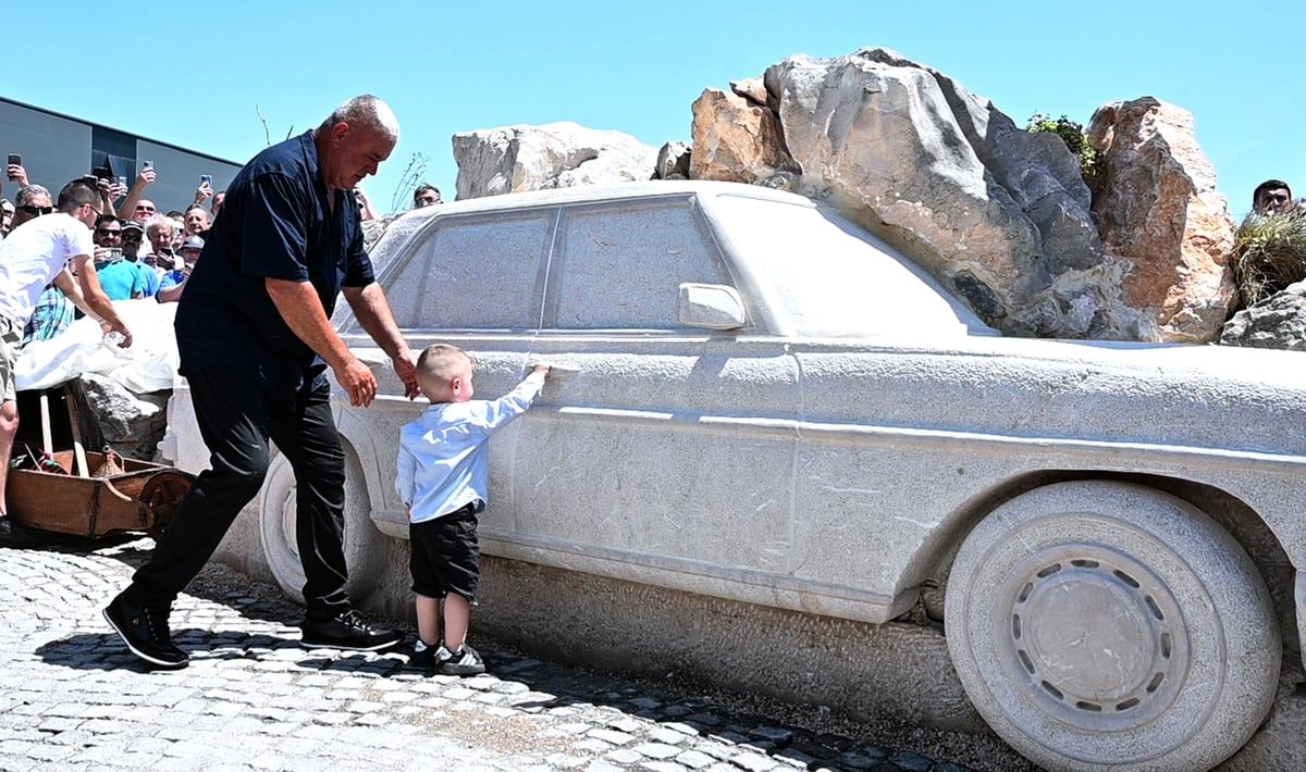 تكريما لآلاف العمّال.. بلدة كرواتية تشيّد مجسّمًا لسيارة مرسيدس (صور)