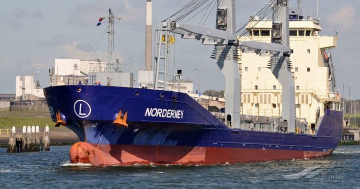 تضرر سفينتيْ شحن بعد هجوم صاروخي حوثي في البحر الأحمر