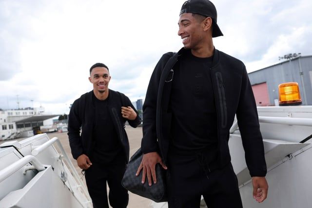 بيلينغهام يؤدي احتفاله الأيقوني أمام طائرة منتخب إنجلترا (صور)