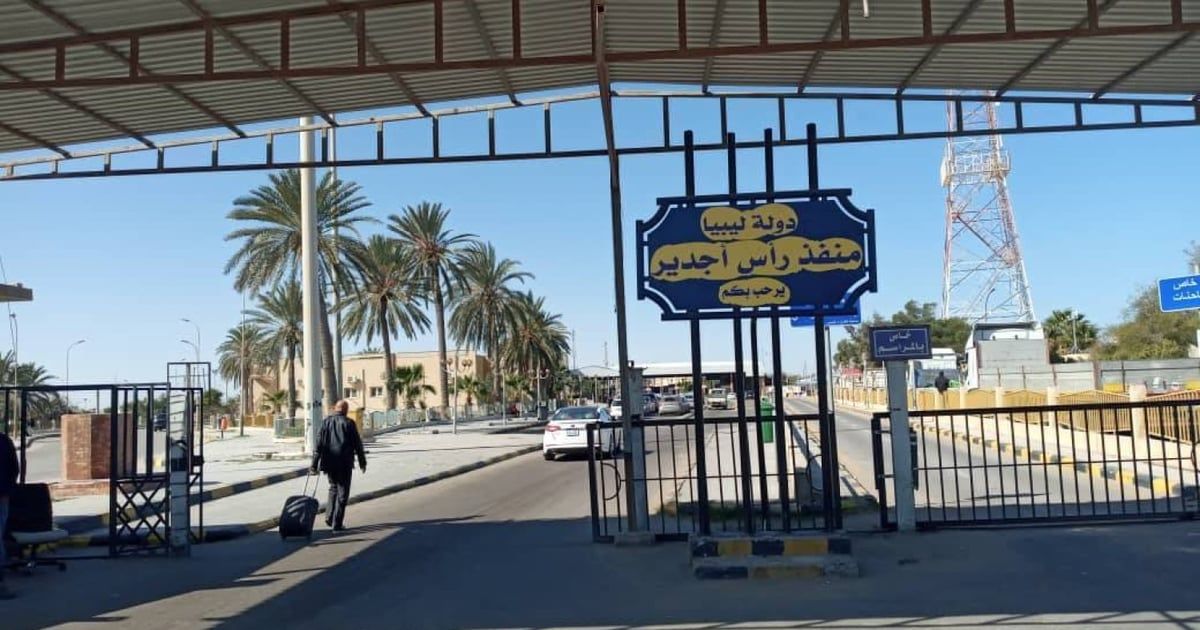 إغلاق معبر رأس جدير يحرم تونسيين وليبيين من مصدر رزقهم