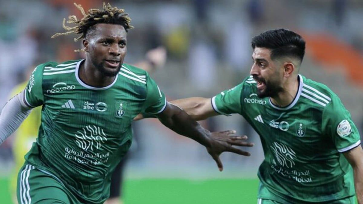 خلاف مع المدرب يطيح بمحترف الأهلي السعودي