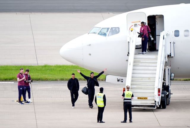 بيلينغهام يؤدي احتفاله الأيقوني أمام طائرة منتخب إنجلترا (صور)