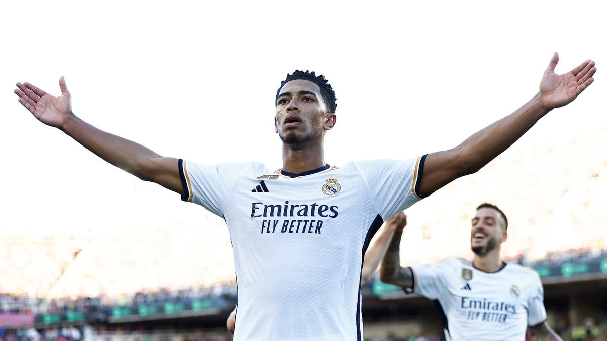 بيلينغهام يؤدي احتفاله الأيقوني أمام طائرة منتخب إنجلترا (صور)