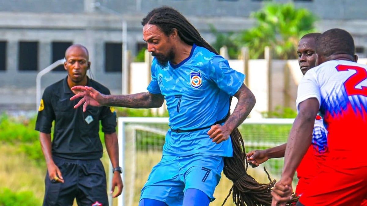 ظهور مثير لصاحب أطول شعر في تاريخ كرة القدم (فيديو وصور)