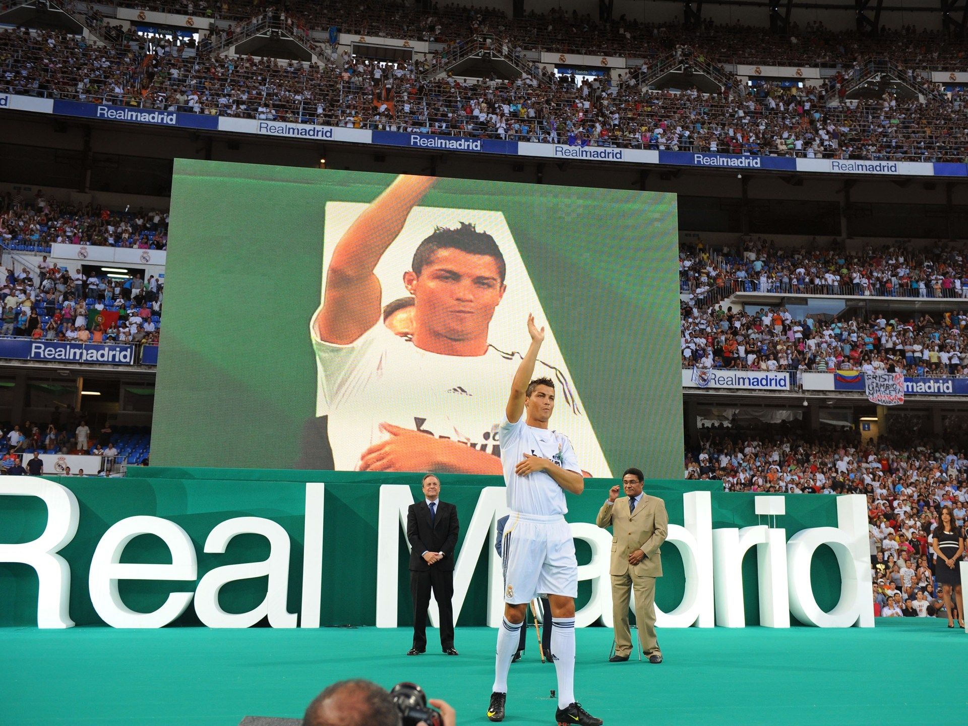 يوم أنفق ريال مدريد 361 مليون دولار للتعاقد مع 8 لاعبين صيف 2009 - موقع الخليج الان