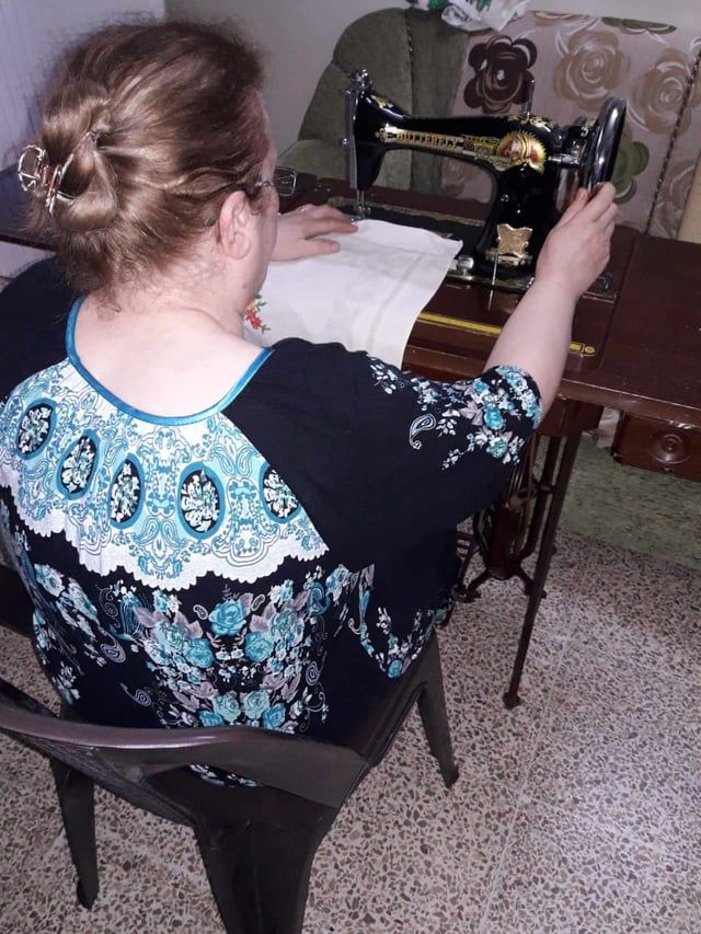 في العيد.. أمهات سوريات يخيّطن الملابس لارتفاع الأسعار