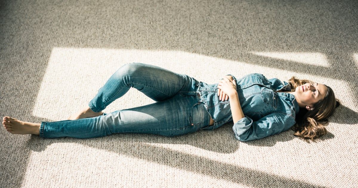 عادة "تيك توكية".. ماذا يقول الخبراء عن "الاستلقاء على الأرض"؟