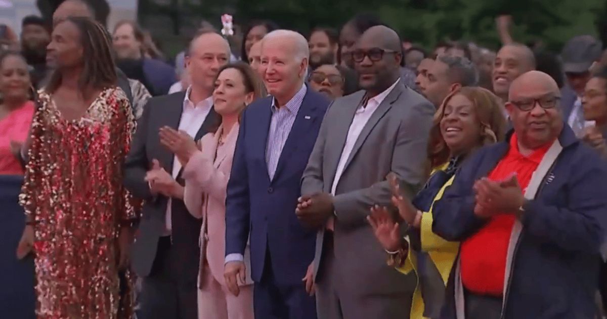 بايدن "متجمدًا" في احتفال راقص بالبيت الأبيض (فيديو)