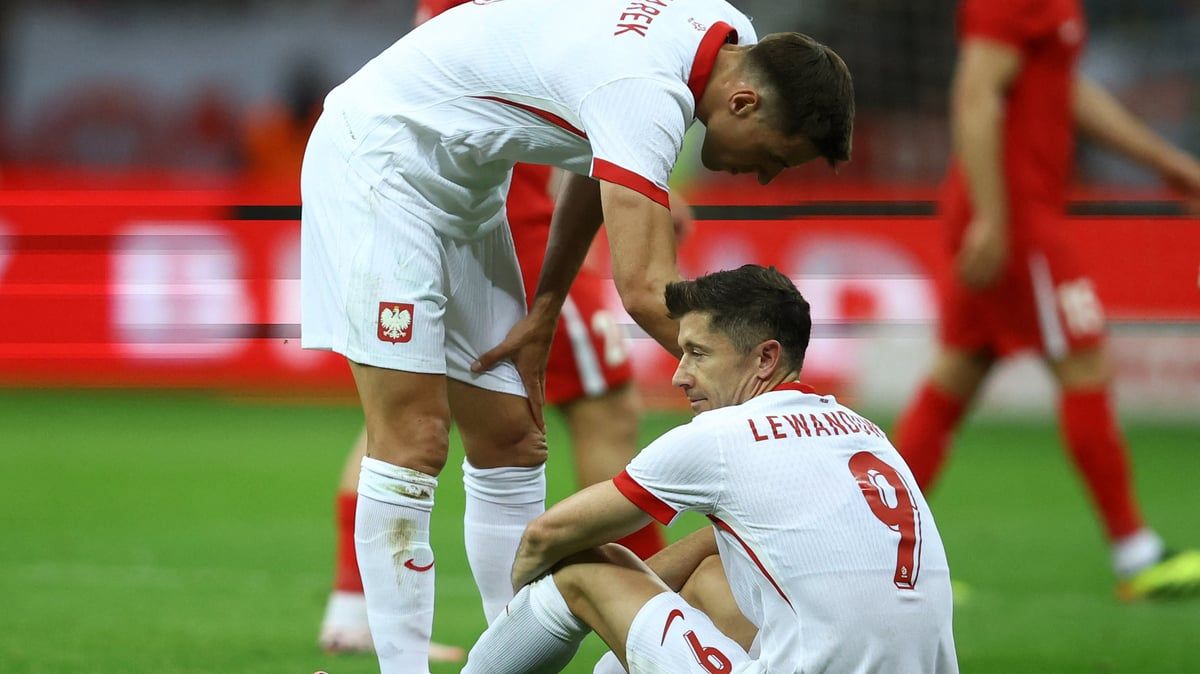 ليفاندوفسكي يخرج مصابا ويثير قلق جماهير بولندا قبل يورو 2024