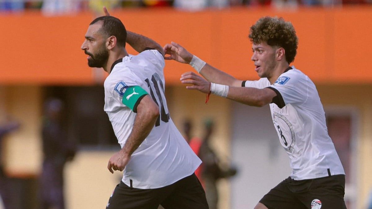 تفاصيل صدام "التبديل" بين محمد صلاح وحسام حسن