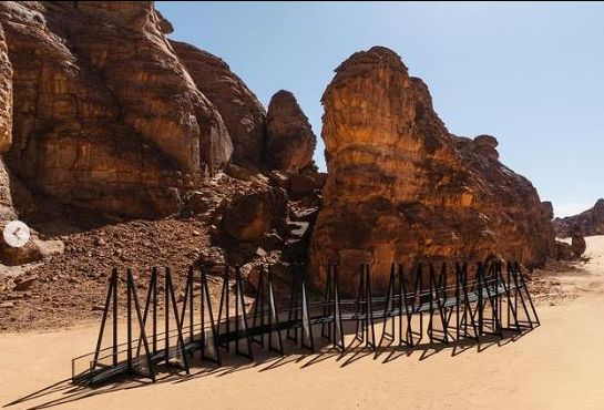 فنانة سعودية تستلهم عملًا فنيًّا فريدًا من "جن الصحراء" (صور)