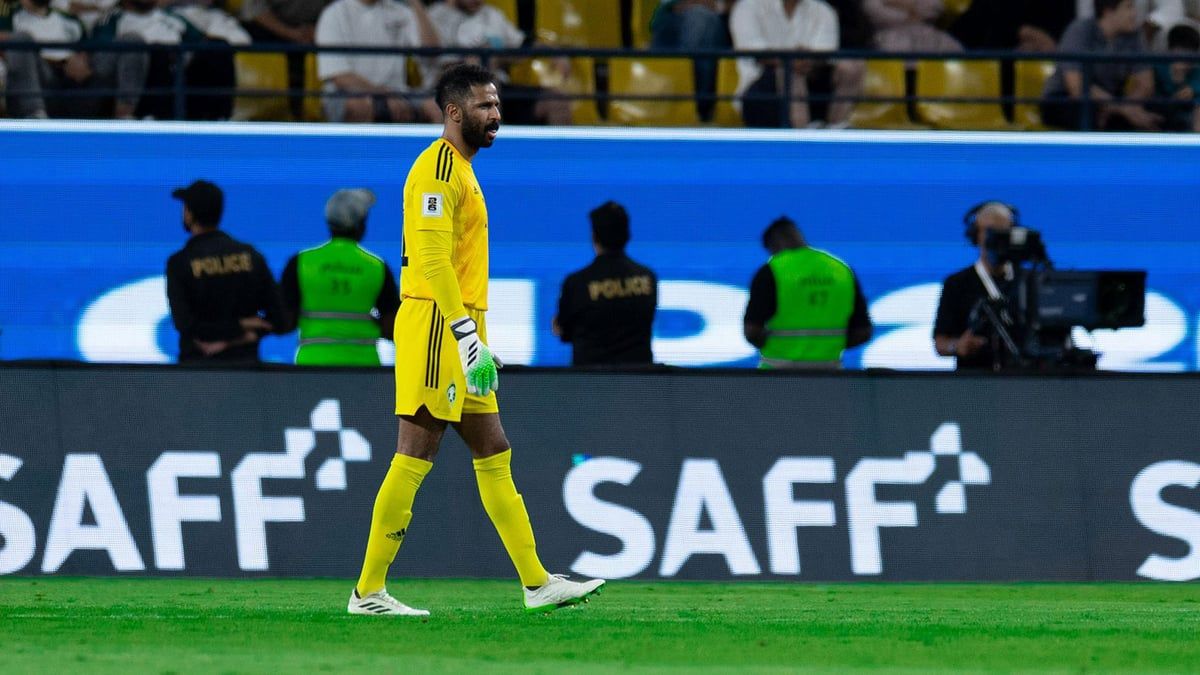 رد فعل ناري من العويس تجاه مشجع ألقى قميص السعودية أرضًا (فيديو)