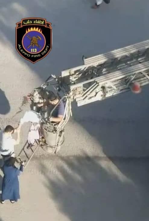 سوريا.. عناصر إطفاء يستخدمون رافعة لمساعدة طالبة على تقديم امتحانها (صور)