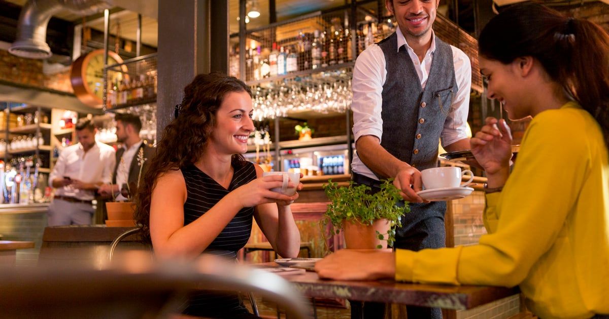 مطعم يثير الجدل بمنع النساء تحت سن الـ30 من دخوله (فيديو)