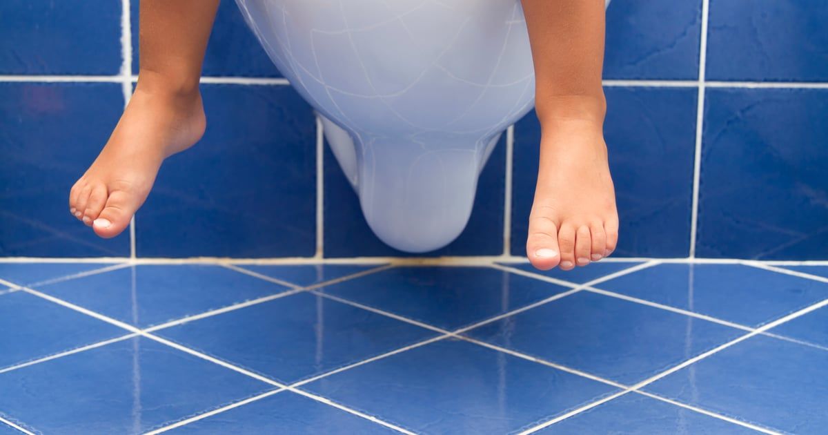 قواعد مهمة لتعليم طفلك استخدام المرحاض