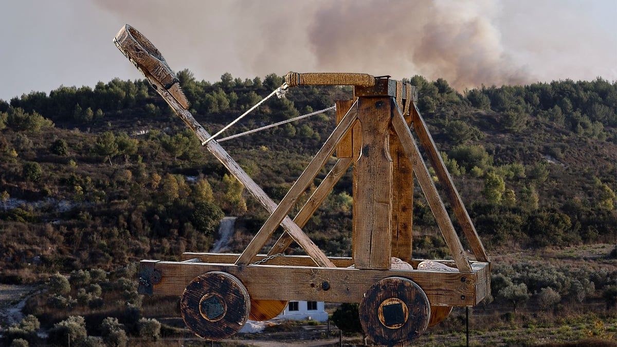 منجنيق وقوس.. إسرائيل تقصف لبنان بأسلحة من العصور الوسطى (فيديو)