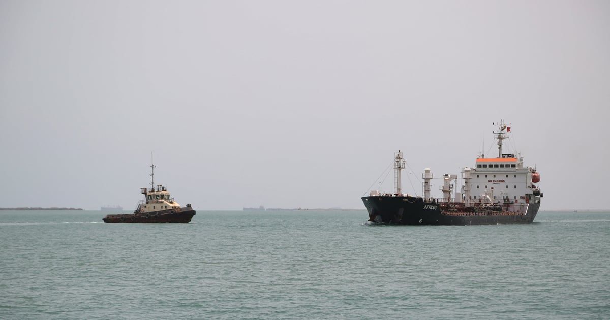 هيئة: إجلاء طاقم سفينة مملوكة لجهة يونانية بعد هجوم الحوثيين عليها