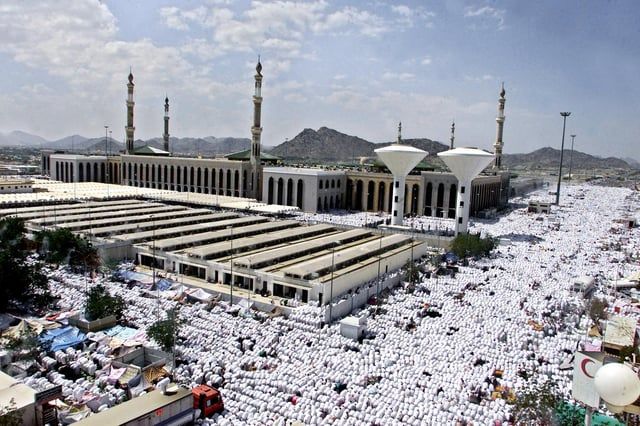 أكثر من مليوني حاج يقفون على صعيد عرفات (صور)